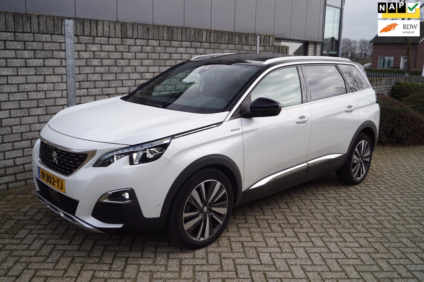 Peugeot 5008 - 1.2 PureTech GT-Line Autom 7 Pers Panodak Half Leder Sportst Navi Camera Clima LED Kopl Cr - AutoWereld.nl