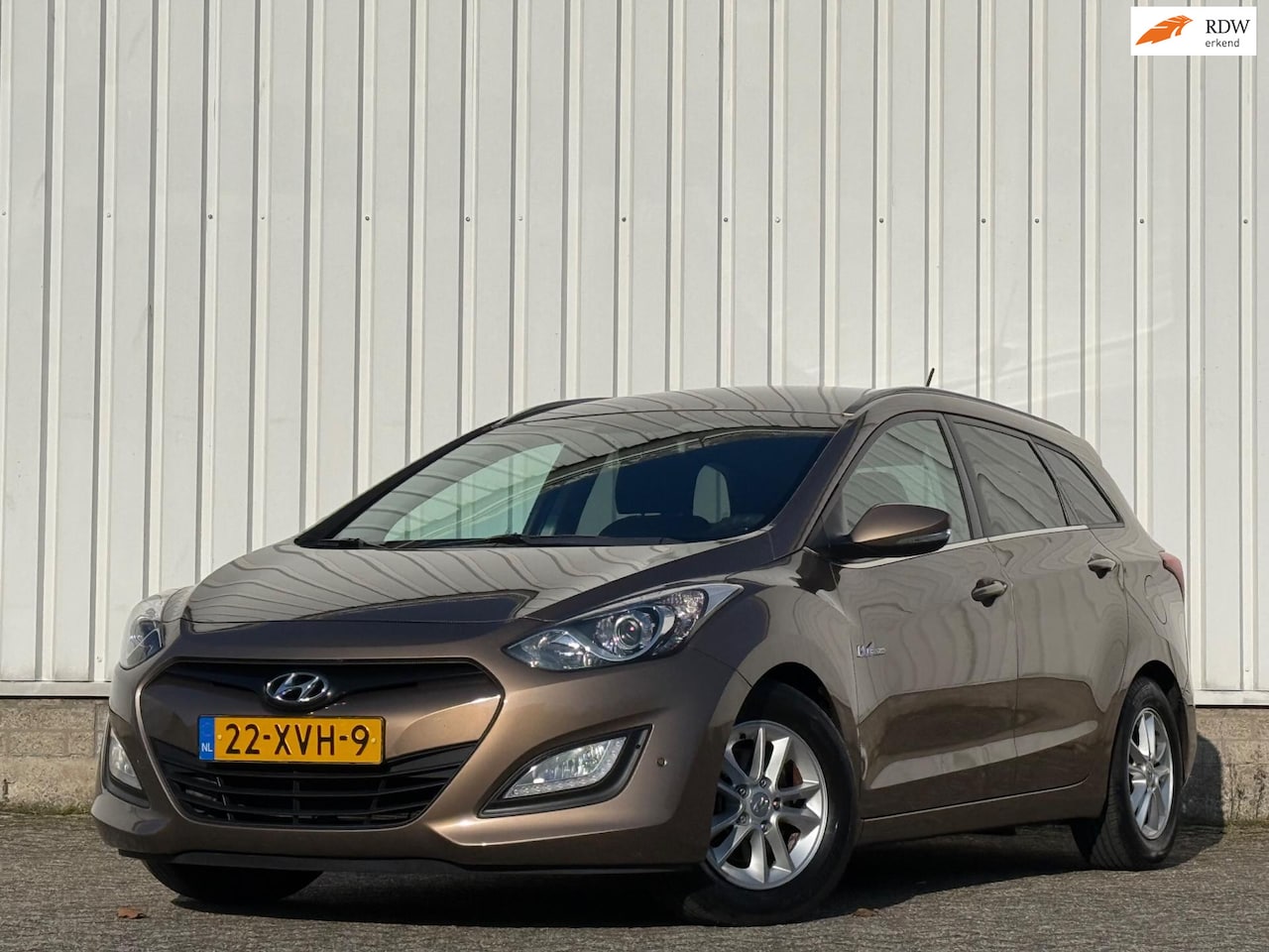 Hyundai i30 Wagon - 1.6 GDI Business Edition Navigatie,Climate,Cruise,PDC,LMV,ElektrischeRamen,DealerOnderhoud - AutoWereld.nl