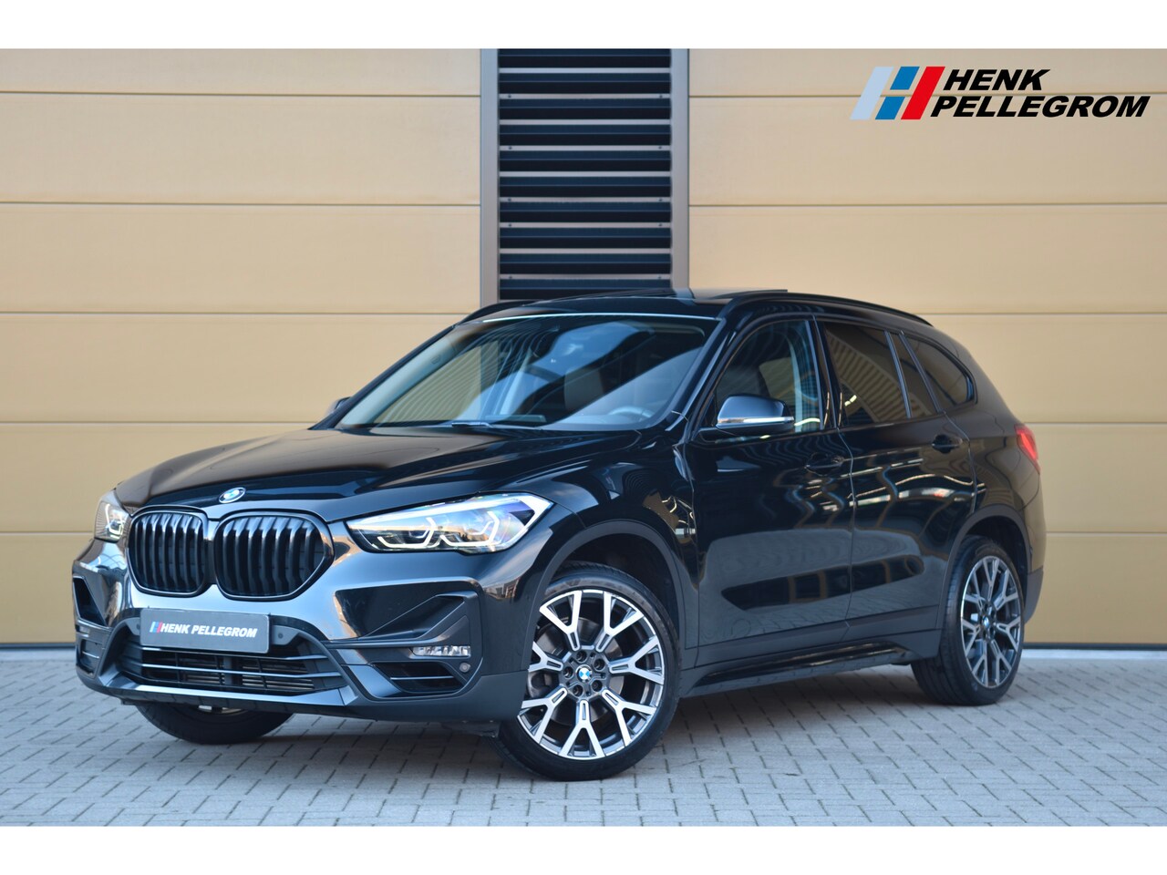 BMW X1 - sDrive20i VDL Nedcar Edition * Sportstoelen * Panoramadak * Trekhaak * Face Lift * Head-up - AutoWereld.nl