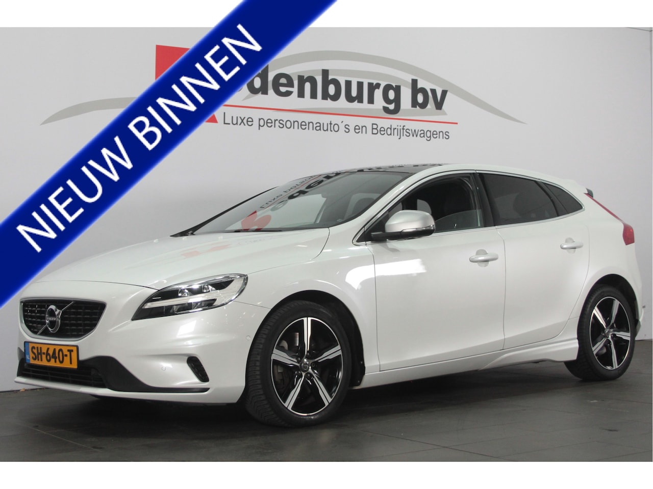 Volvo V40 - 2.0 T4 Business Sport R-Design - Pano / Navi / Camera / Leder - AutoWereld.nl