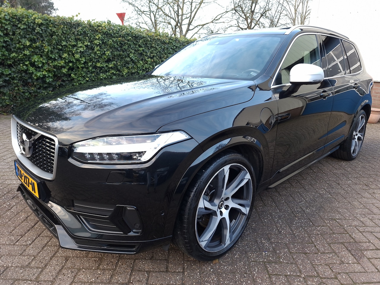 Volvo XC90 - 2.0 T8 AWD R-Design 7-PERS./LUCHTVERING/PANODAK/360 CAMERA 320PK - AutoWereld.nl
