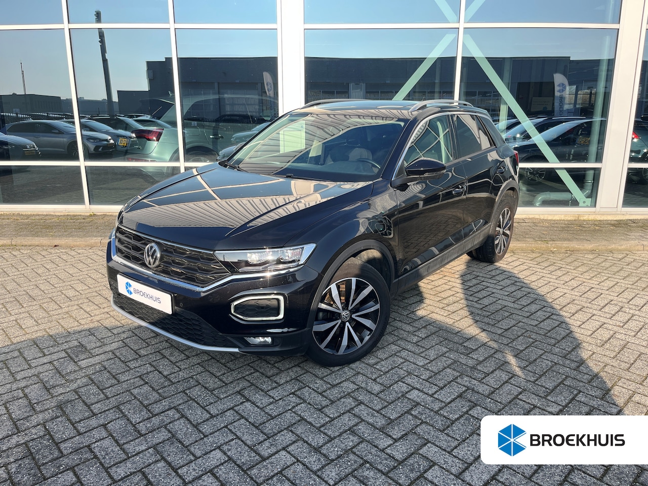 Volkswagen T-Roc - 1.5 TSI Sport 150pk DSG/AUTO | Trekhaak | Panorama dak | Dodehoekdetectie  | Navigatie | A - AutoWereld.nl