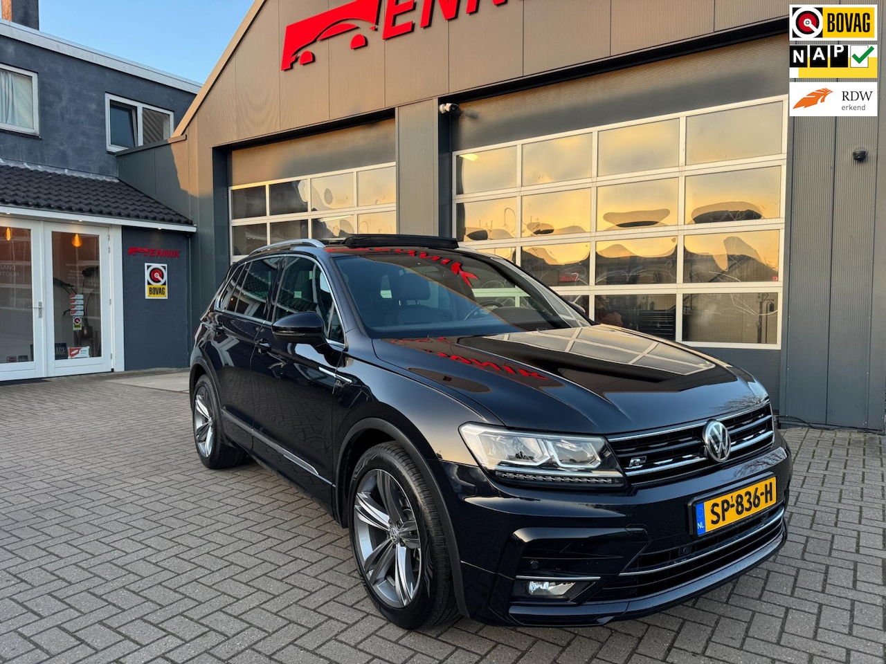Volkswagen Tiguan - 1.4 TSI ACT Highline Business R-Line / Pano / Virtual / ACC / Leder / Trekhaak / Zeer Komp - AutoWereld.nl