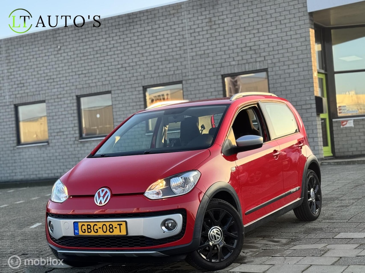 Volkswagen Up! - 1.0 cross up! BlueMotion|Stoelverwarming Navi - AutoWereld.nl