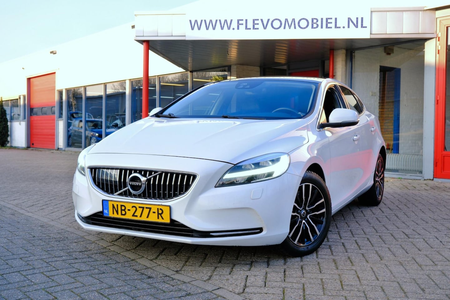Volvo V40 - 2.0 D2 Nordic+ Aut. Pano|Leder|Navi|BLIS|Adapt.Cruise|LMV - AutoWereld.nl