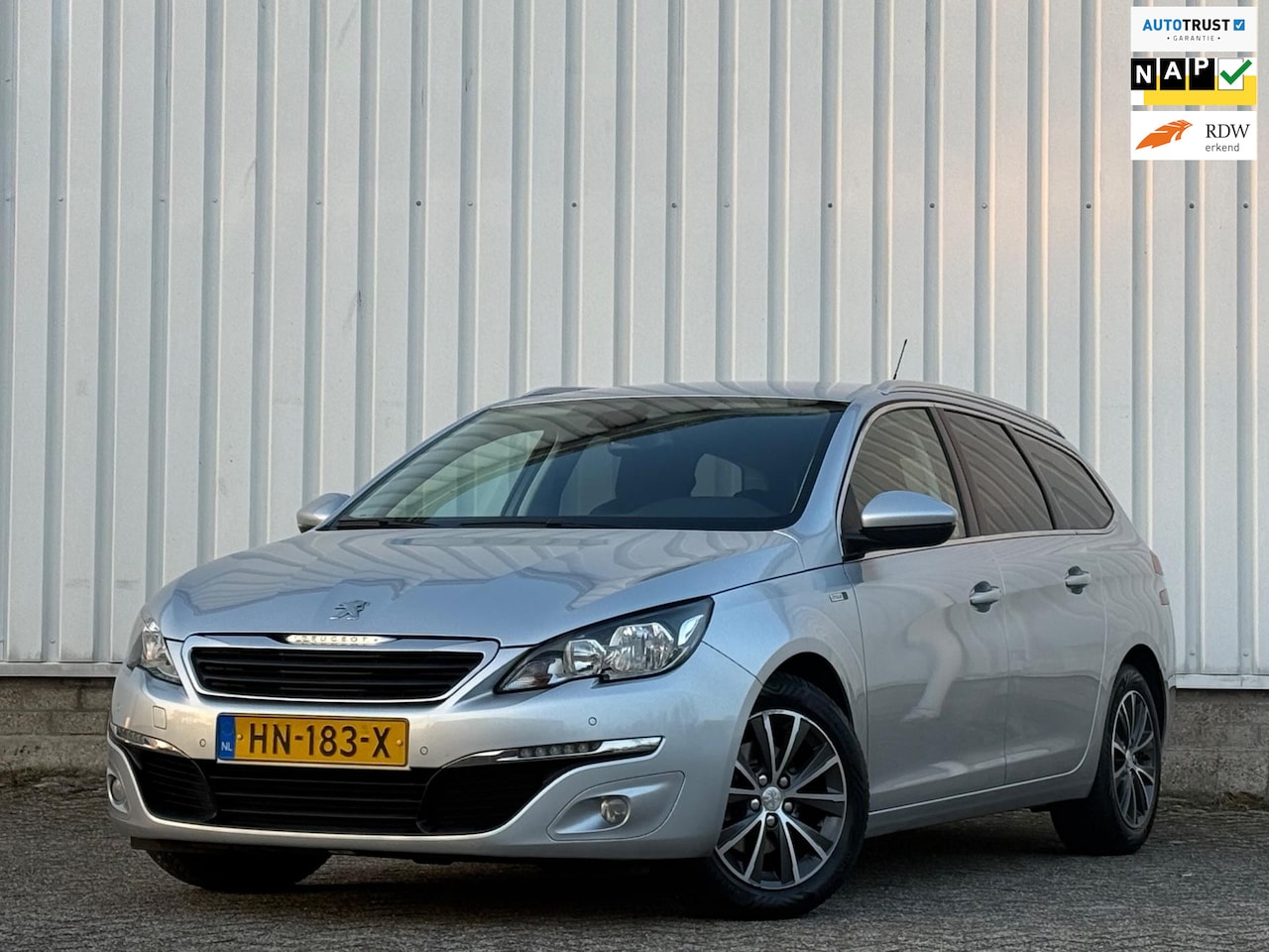 Peugeot 308 SW - 1.2 PureTech Style 2e Eigenaar,Climate,Navi,Cruise,PDC,N.A.P!DealerOnderhouden! - AutoWereld.nl