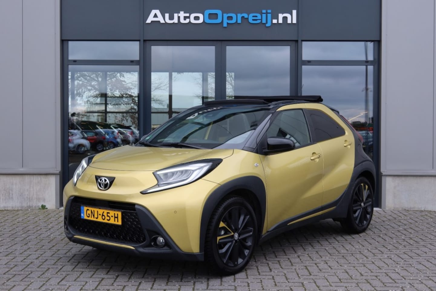 Toyota Aygo X - 1.0 VVT-i S-CVT Premium AUTOMAAT Cabrio-Top NAVI, Camera, Clima, Cruise adaptief - AutoWereld.nl