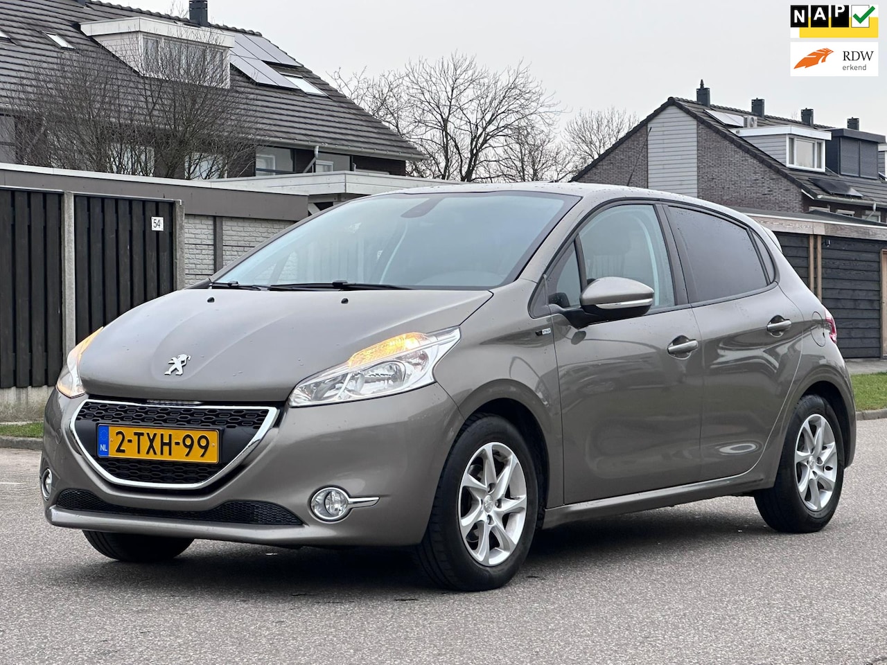 Peugeot 208 - 1.2 e-VTi Style 5DR*Automaat*Navigatie*Dealer onderhouden*NAP*Cruise*Clima*Trekhaak*Parkee - AutoWereld.nl