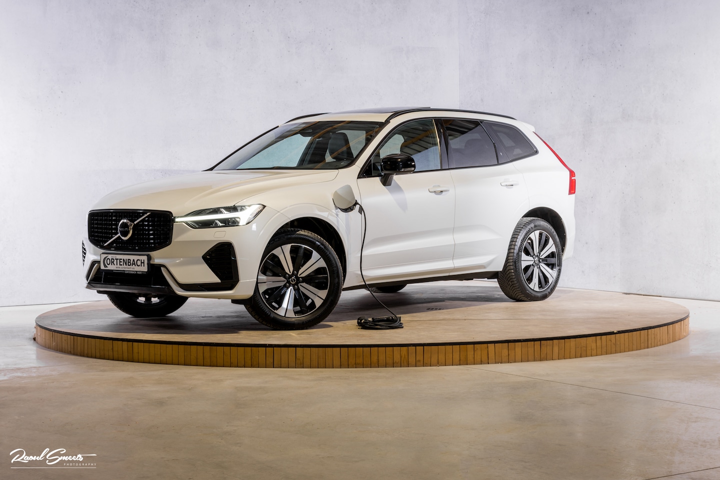 Volvo XC60 - 2.0 T6 Plug-in hybrid AWD Plus Dark | Long Range | Panorama dak | Zwenkbare trekhaak | Har - AutoWereld.nl