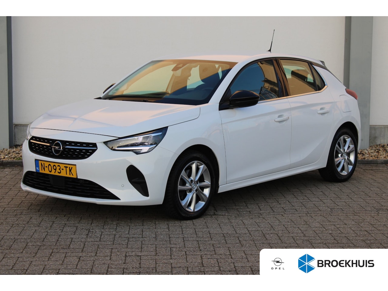 Opel Corsa - 1.2 Elegance / Navigatie / Camera / Parkeersensoren / LED / Keyless / 16'' LMV / - AutoWereld.nl