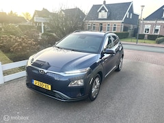 Hyundai Kona Electric - EV Fashion Design 64 kWh SOH 100% ACCU GARANTIE TOT EN MET 2028 CARPLAY CAMERA STOELVERWAR