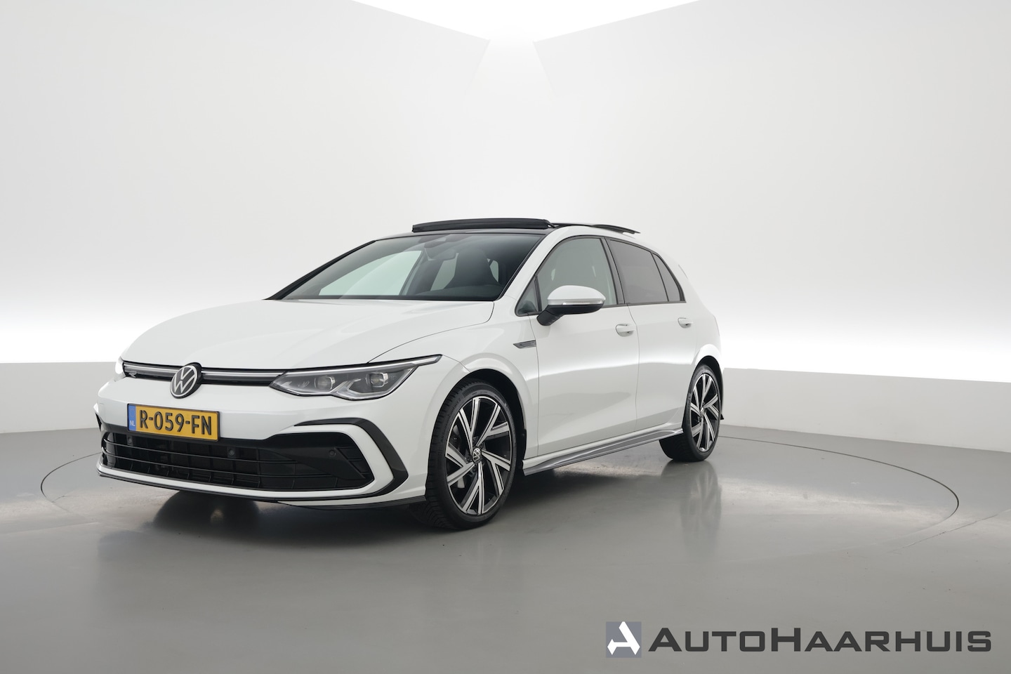Volkswagen Golf - 1.5 eTSI R-Line DSG | Pano | Harman Kardon | Stoel- Stuurverw. | Apple CarPlay | IQ. Light - AutoWereld.nl