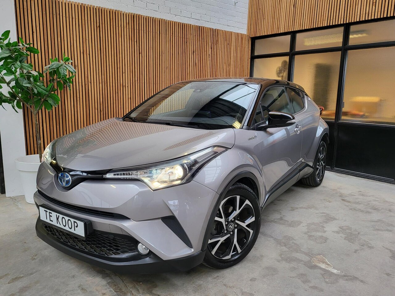 Toyota C-HR - 1.8 Hybrid Bi-Tone BTW Auto, Dealeronderhouden - AutoWereld.nl