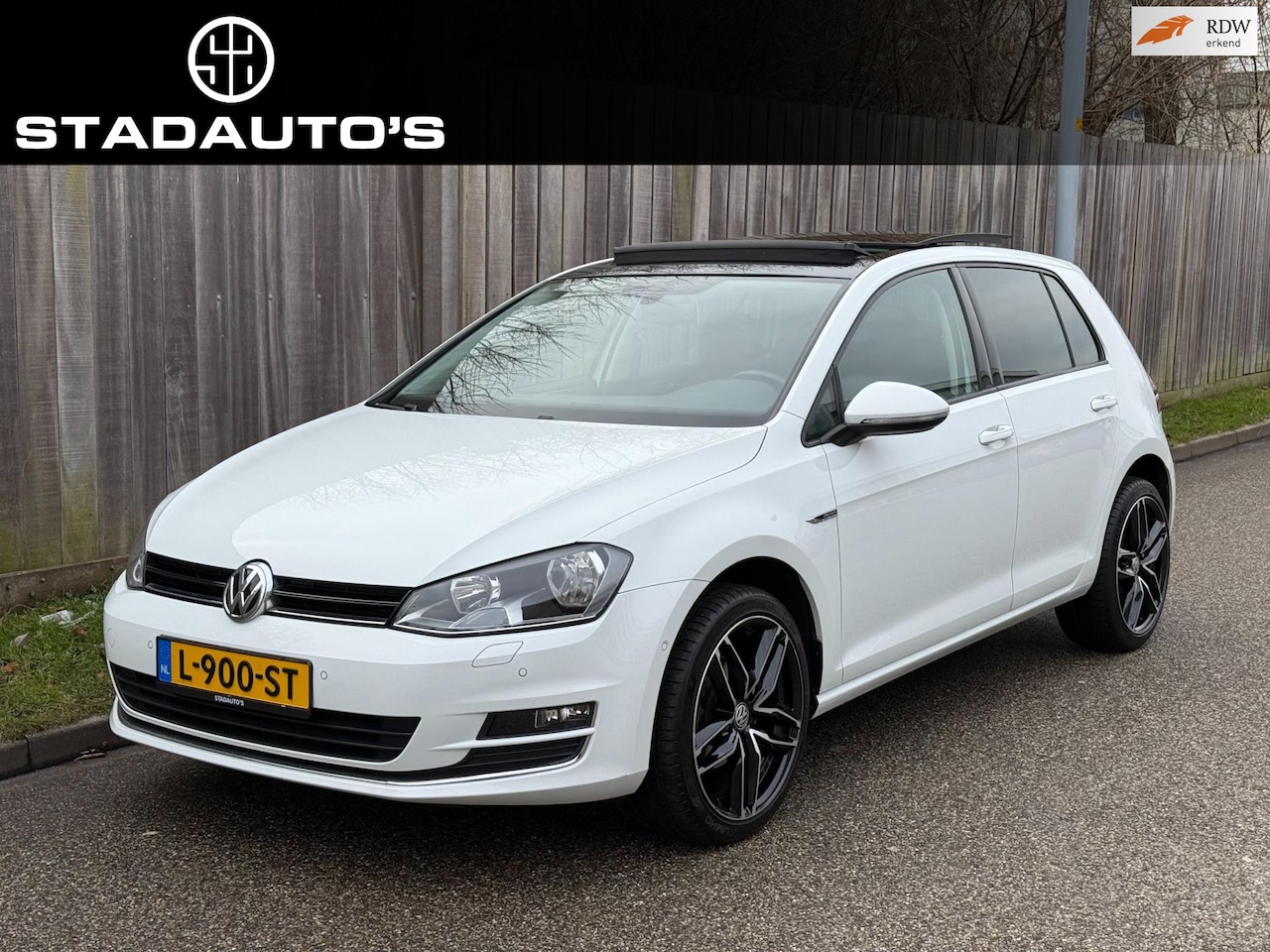 Volkswagen Golf - 1.2 TSI Lounge Panoramadak/Boekjes/Carplay! - AutoWereld.nl