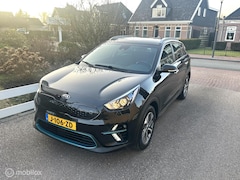 Kia e-Niro - DynamicLine 64 kWh 3-FASE SOH 100% GROOT NAVIGATIE CARPLAY ACHTERUITRIJ CAMERA SFEERVERLIC