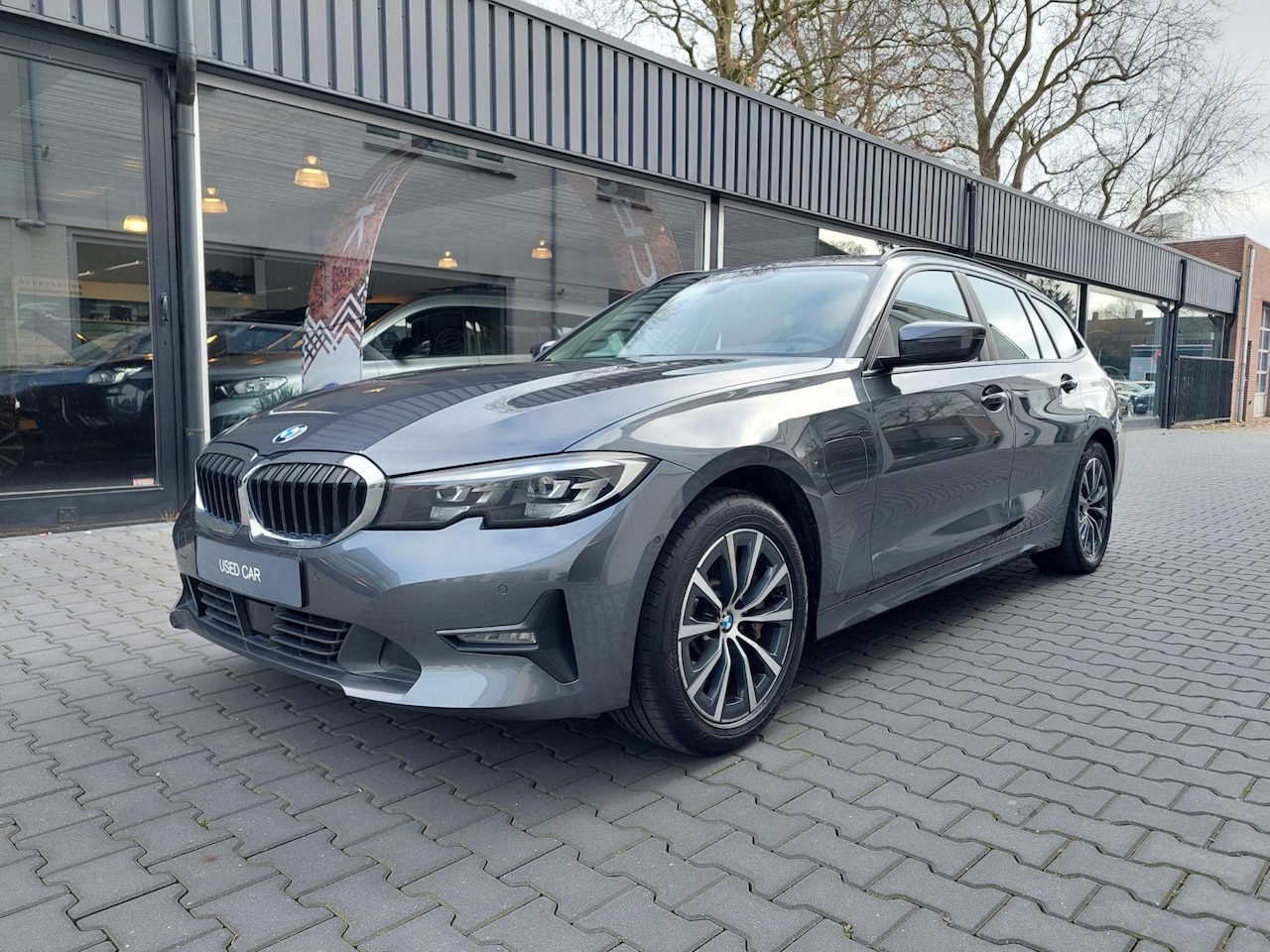 BMW 3-serie Touring - 330e Sportstoelen Navi Clima Cruise PDC Leer Active cruise controle Regensensor 17 inch - AutoWereld.nl
