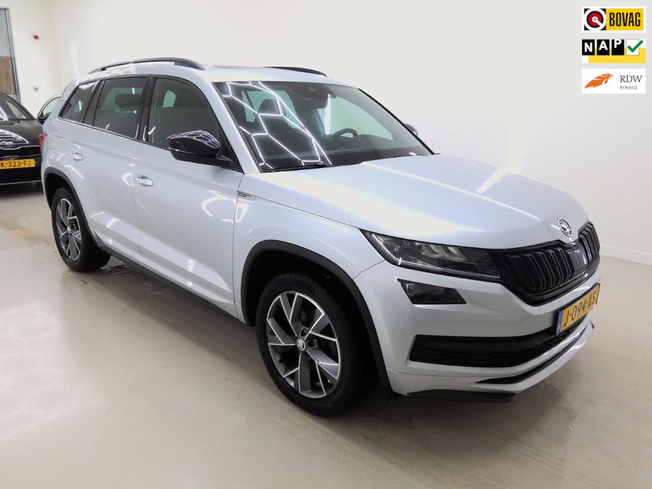 Skoda Kodiaq - 1.5 TSI Sportline Business 7pers+comf+functie+navigatie-Pakket+Pano-dak+elek-trekhaak = ZE - AutoWereld.nl