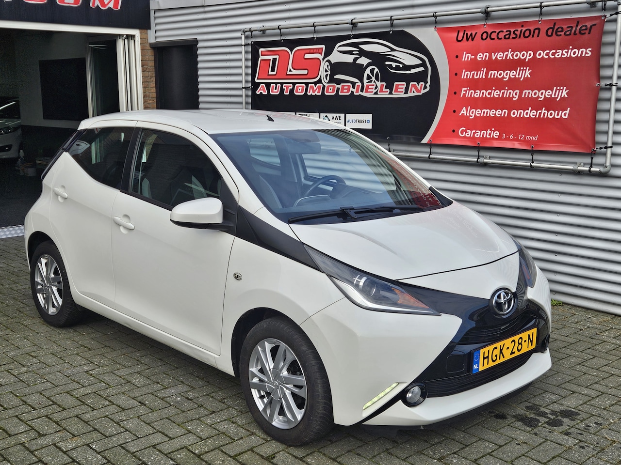 Toyota Aygo - 1.0 VVT-i x play Toyota Aygo, 1.0i VVT-i x-play *** AIRCO-CAMERA-SP.WIELEN-ELECTR.RAMEN-CV - AutoWereld.nl