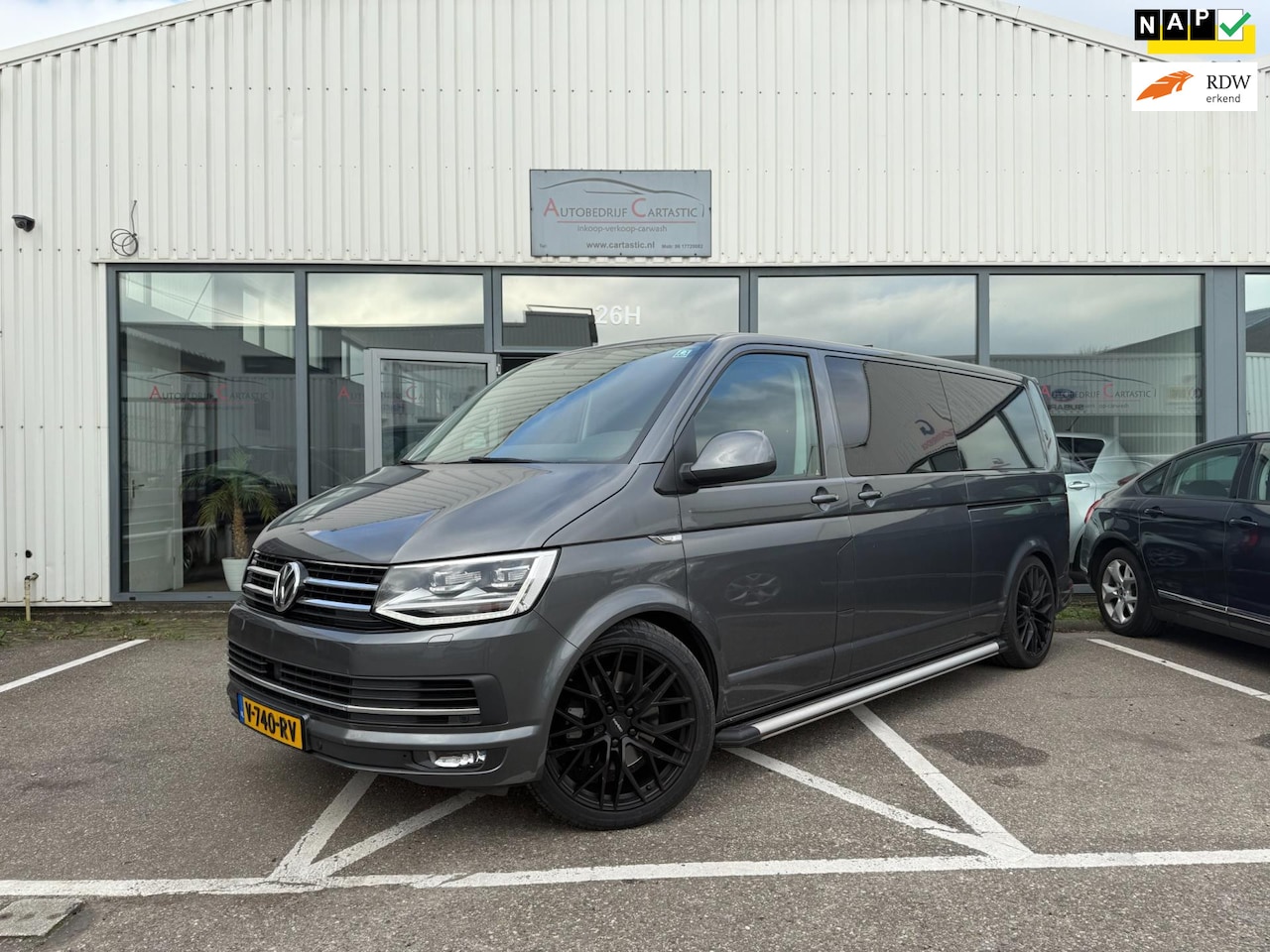 Volkswagen Transporter - 2.0 TDI L2H1 DC Highline 204 pk | DSG | ACC | PDC |NAVI | CUSTOM INTERIEUR | VERLAAGD | DU - AutoWereld.nl