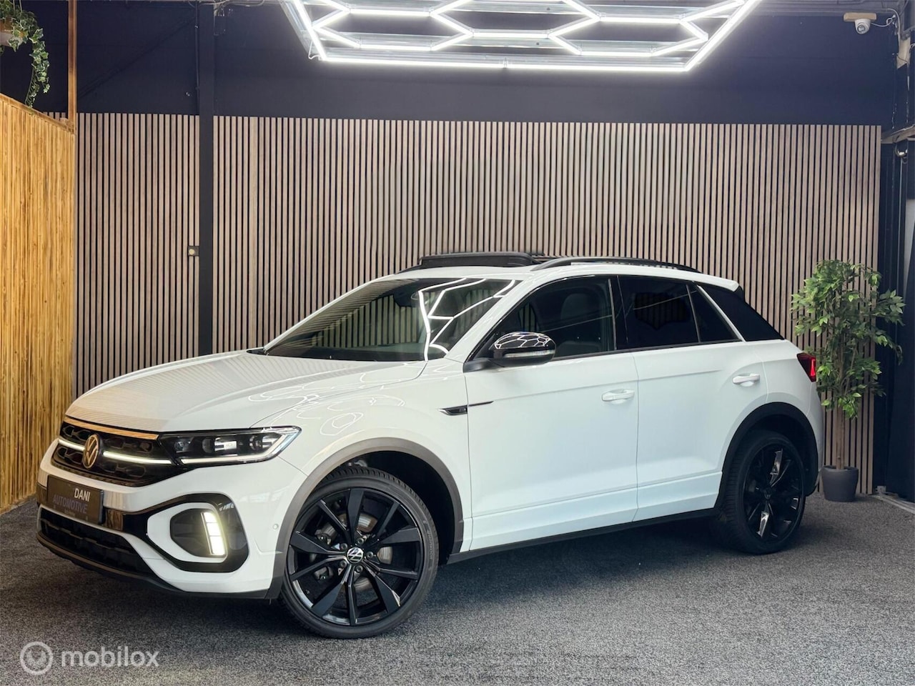 Volkswagen T-Roc - 1.5 TSI R-Line|Pano|Cam|Lane|Side|Acc|18” - AutoWereld.nl