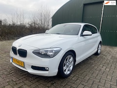 BMW 1-serie - 114i EDE/ Grote scherm//Navi/Parkeer sensor/APK
