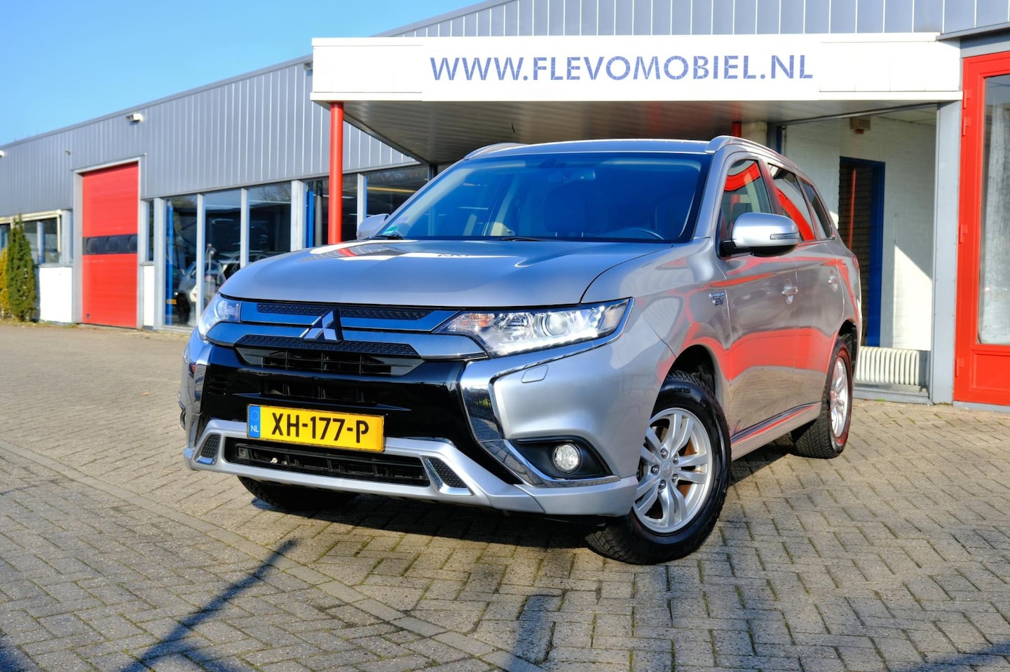 Mitsubishi Outlander - 2.4 PHEV Pure AWD Aut. Leder-Alcantara|Clima|Cam|LMV - AutoWereld.nl