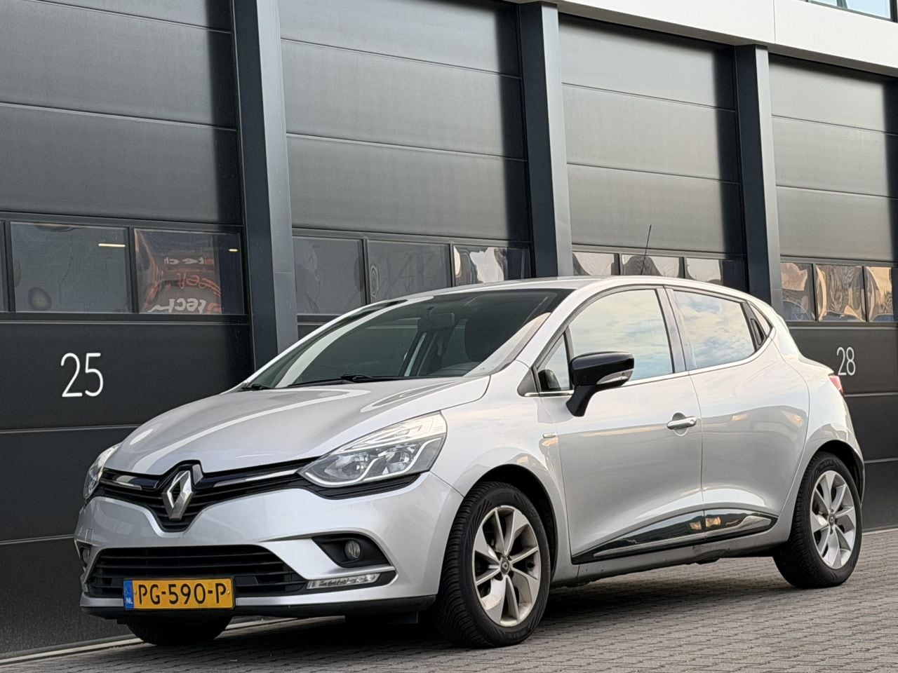 Renault Clio - 1.5 dCi Ecoleader Limited EURO-6 - AutoWereld.nl