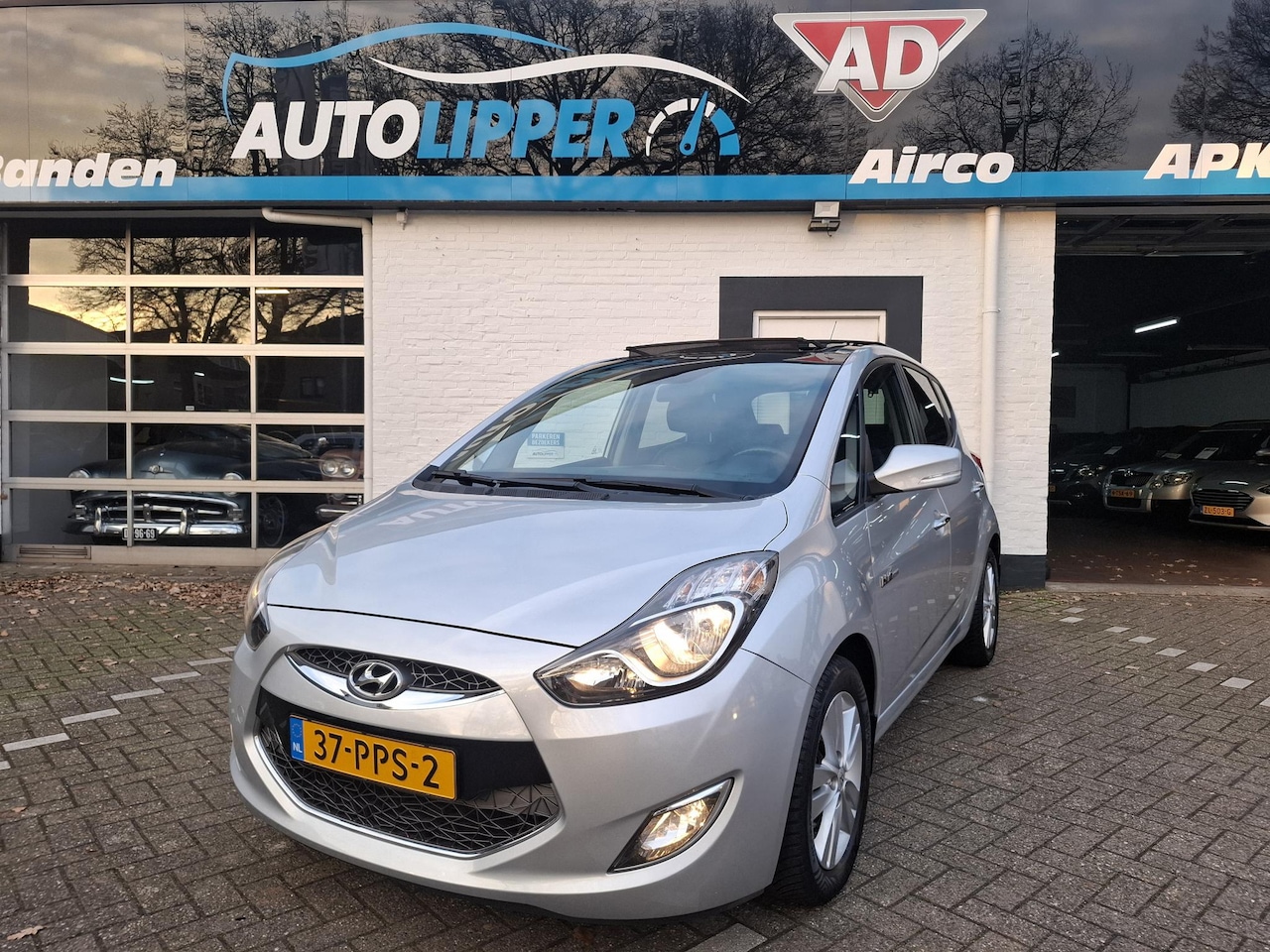 Hyundai ix20 - 1.4i i-Catcher /Nieuwe apk bij aflevering/Leder/Camera/CC/Navi/Panoramaraam/All season ban - AutoWereld.nl