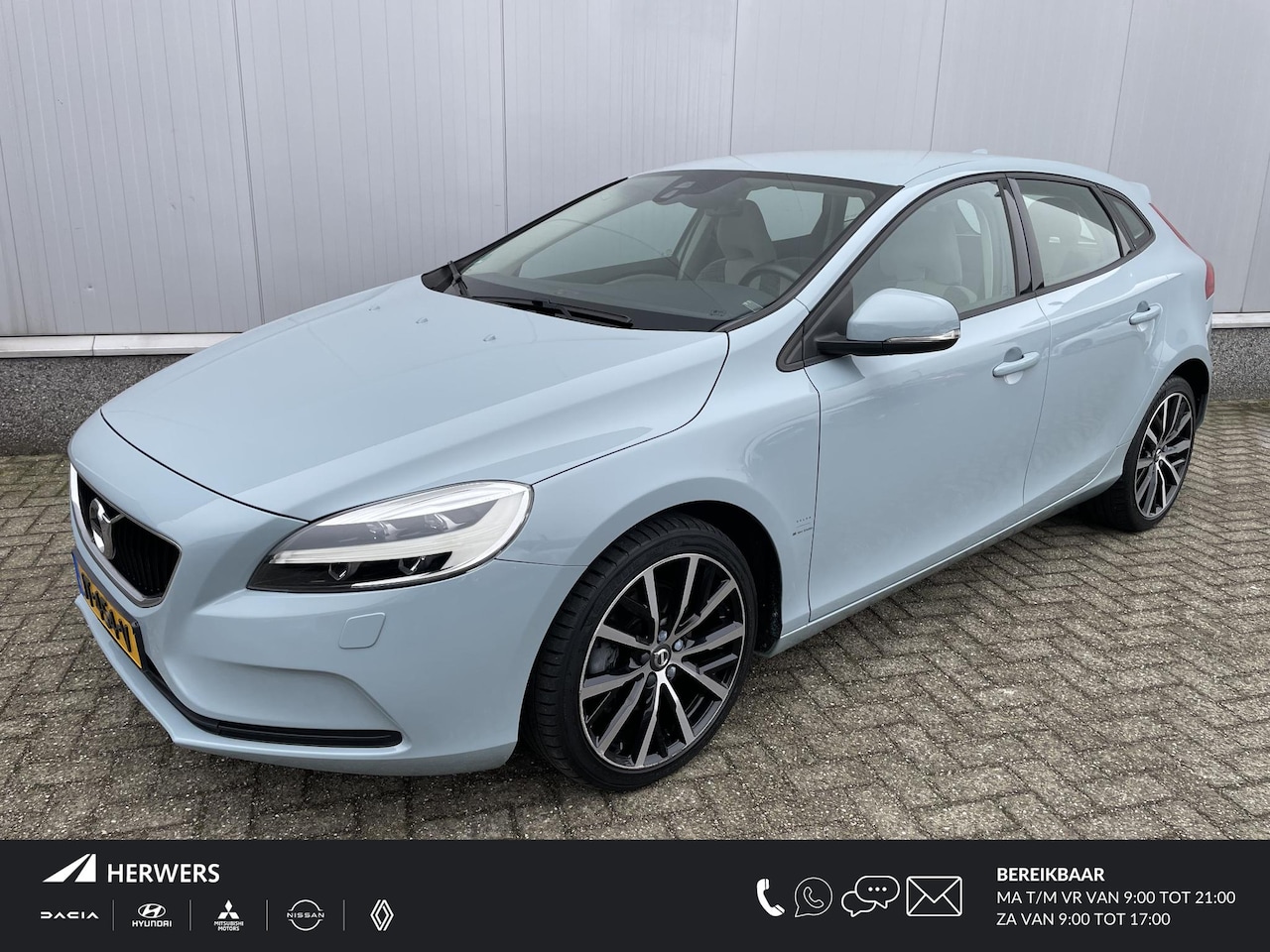Volvo V40 - 2.0 T3 Momentum / Navigatie / Trekhaak / Cruise Control / Led Verlichting / 18 Inch LMV / - AutoWereld.nl
