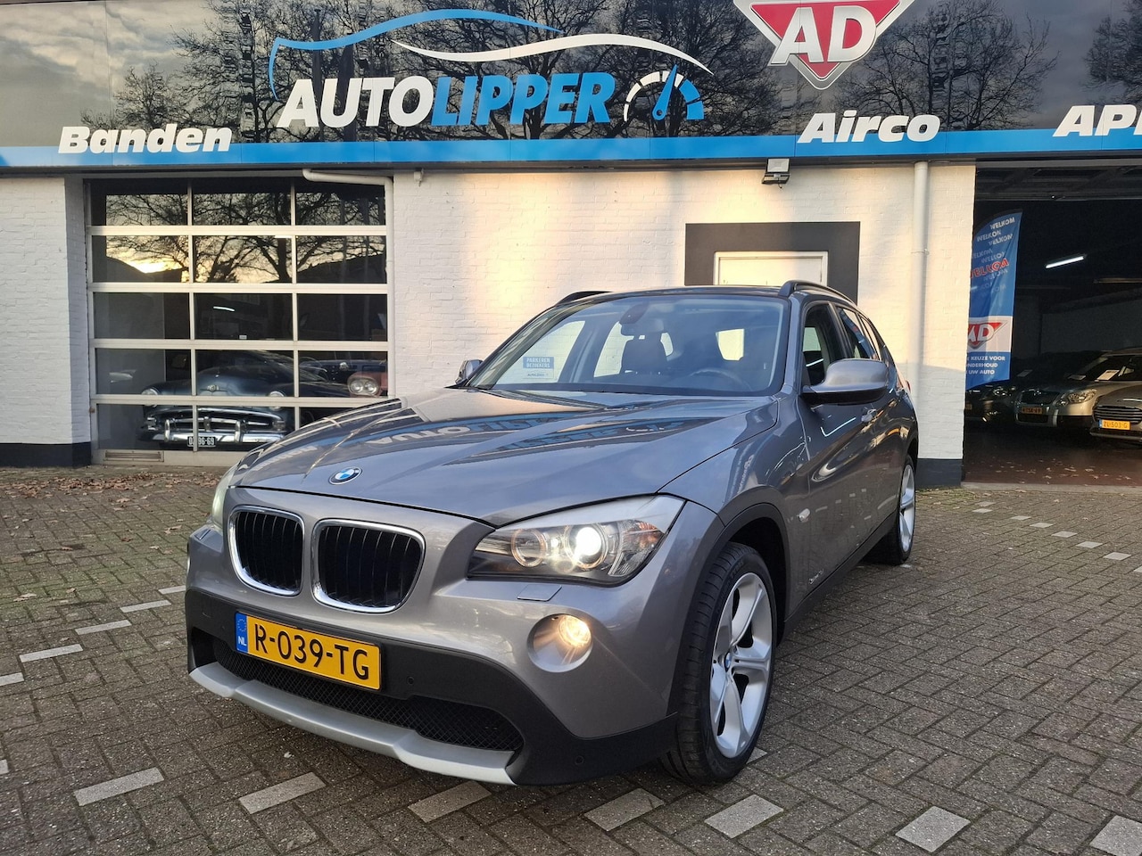 BMW X1 - sDrive18i Executive /Nieuwe apk bij aflevering/Lm velgen/Navi/Trekhaak/Schuifdak - AutoWereld.nl