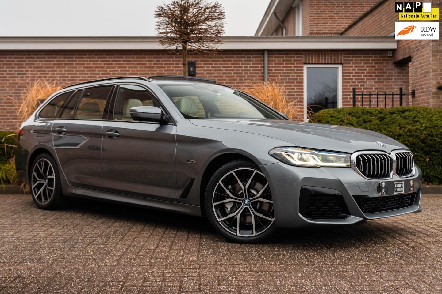 BMW 5-serie Touring - 530e Business Edition Plus M-Sport Laser Pano Memory Leder 19'' - AutoWereld.nl