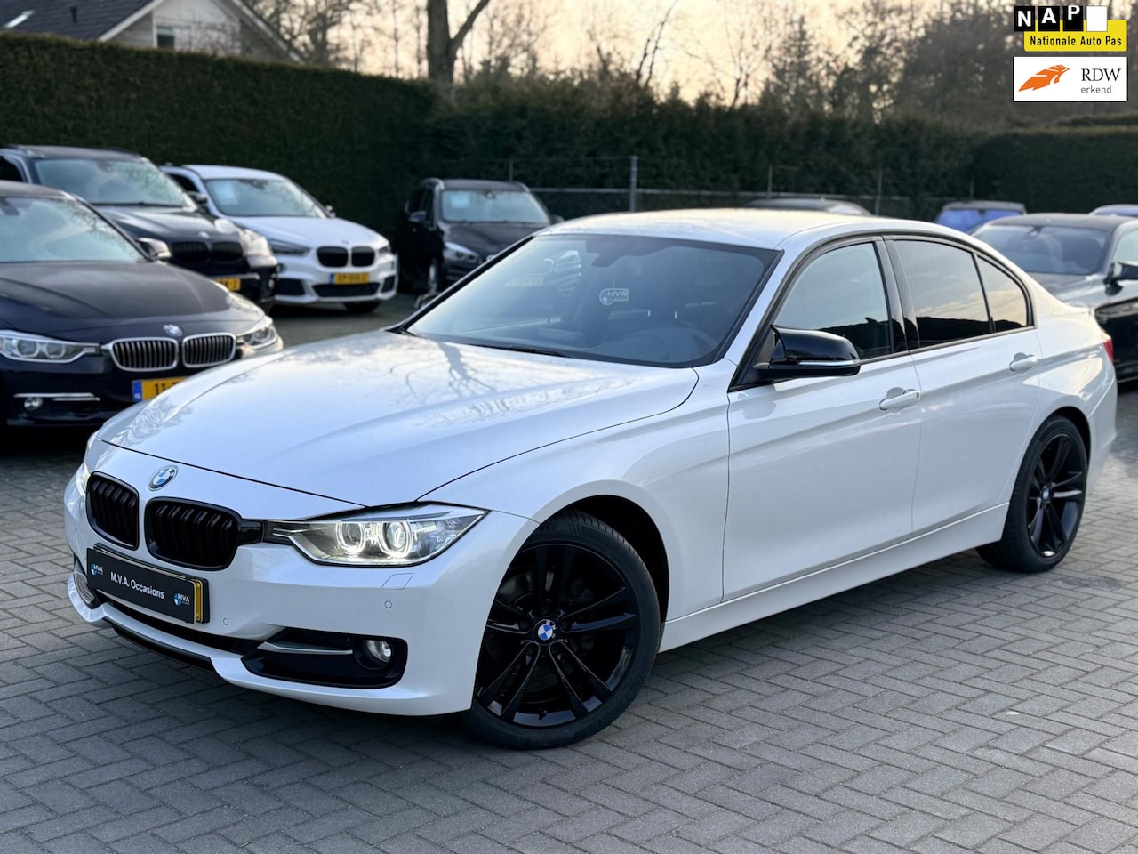 BMW 3-serie - 320i EfficientDynamics Edition High Executive Sport|Nieuwe Ketting + Klepseals|Leder|Navig - AutoWereld.nl