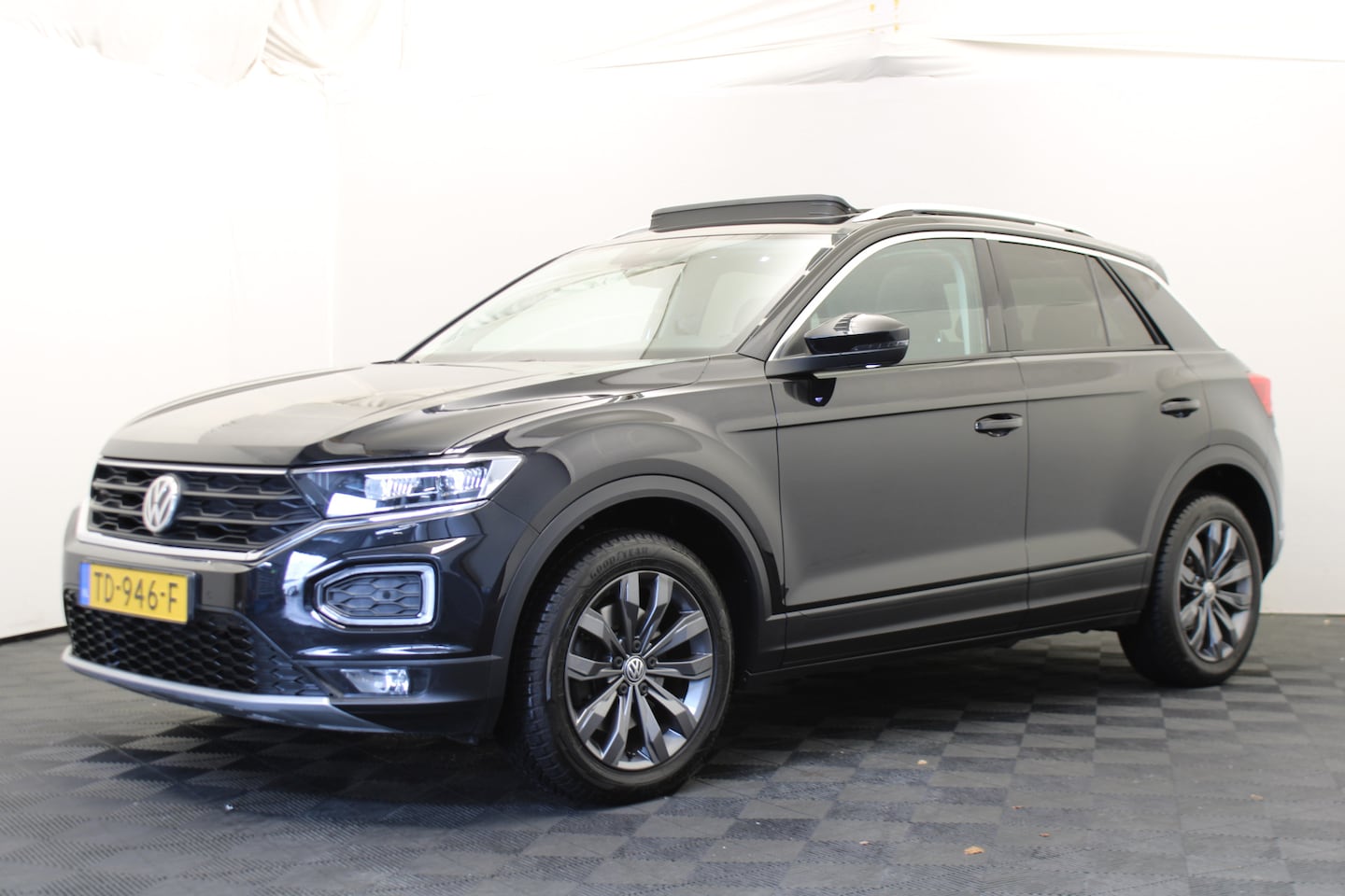 Volkswagen T-Roc - 1.0 TSI Style |Pano|Navi| - AutoWereld.nl