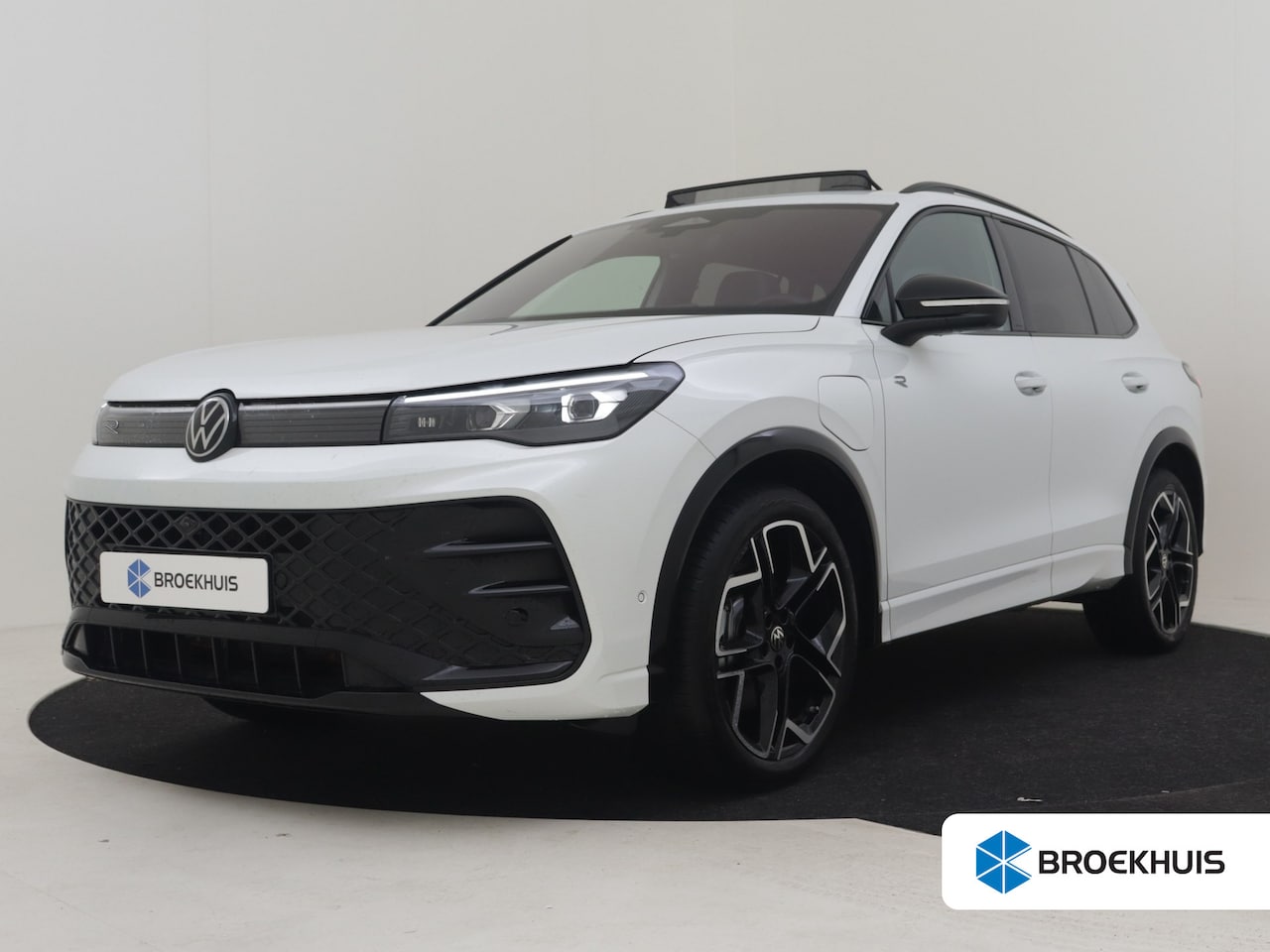 Volkswagen Tiguan - 1.5 TSI eHybrid R-Line 272pk | Trekhaak | Panorama dak  | Head up display | Harman kardon - AutoWereld.nl