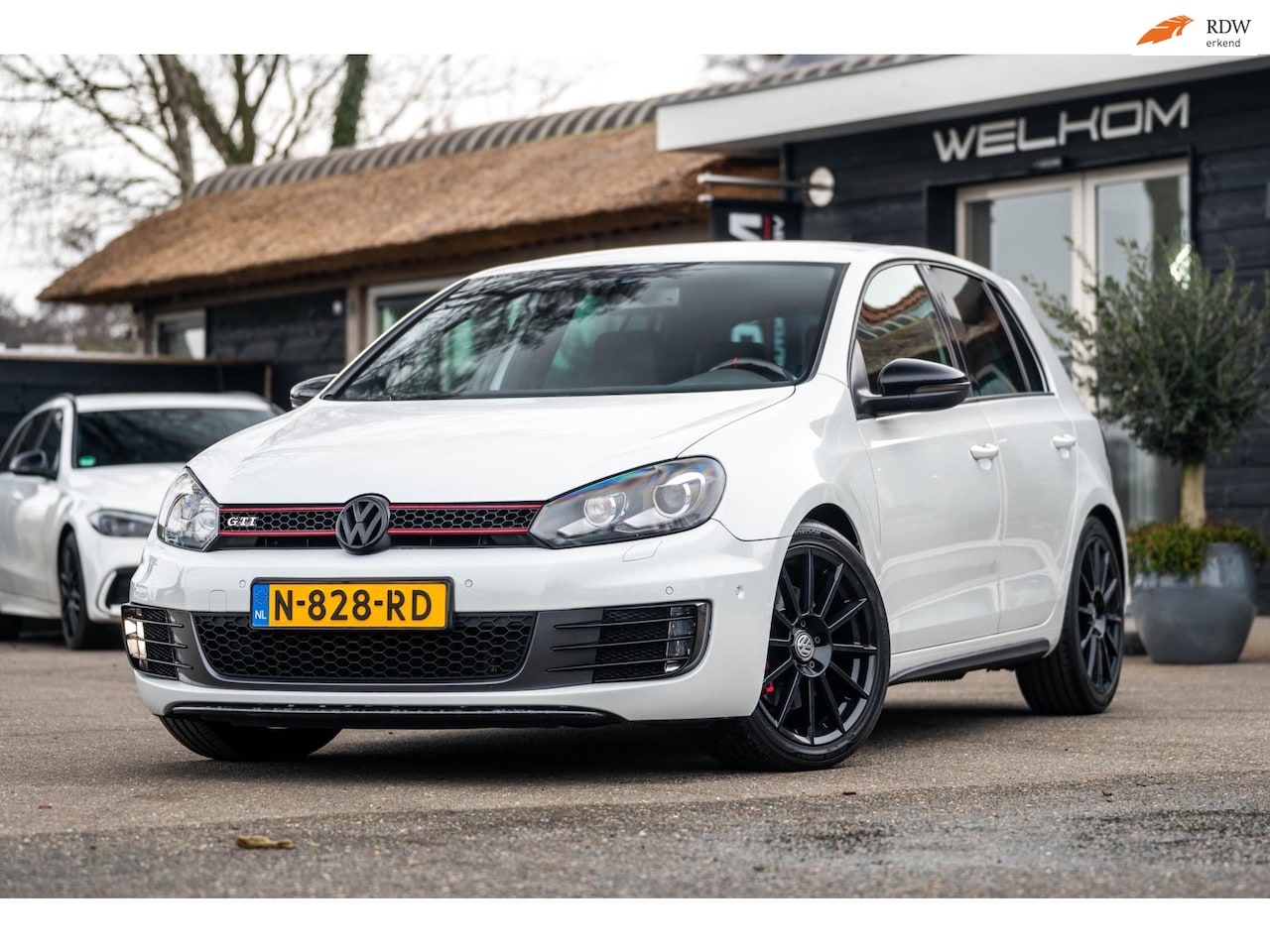 Volkswagen Golf - 2.0 GTI Adidas Edition Automaat I Gelimiteerde oplage I Bi-Xenon I Bodykit I Wit parelmoer - AutoWereld.nl