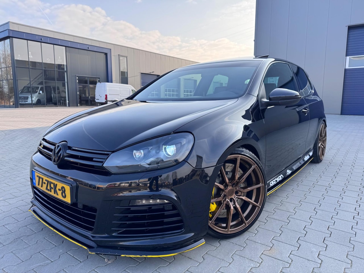 Volkswagen Golf - 2.0 R 4-Motion DSG Leder dak 400+pk stage2 milltek 19icnh uniek!! - AutoWereld.nl