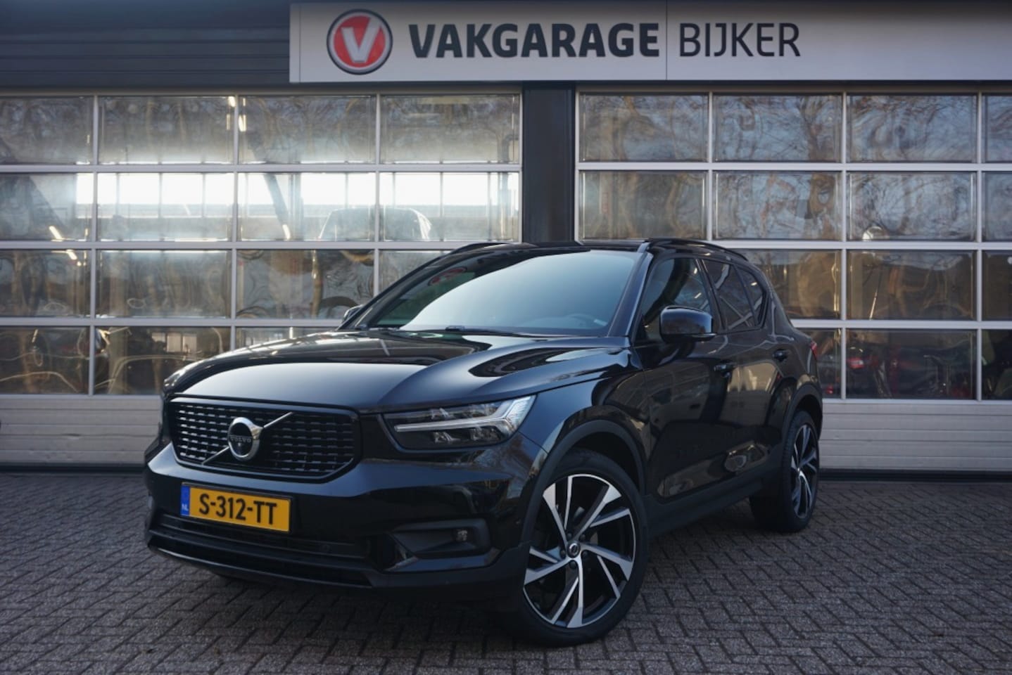 Volvo XC40 - 2.0 T4 AWD R-Design panodak/20 Inch! - AutoWereld.nl