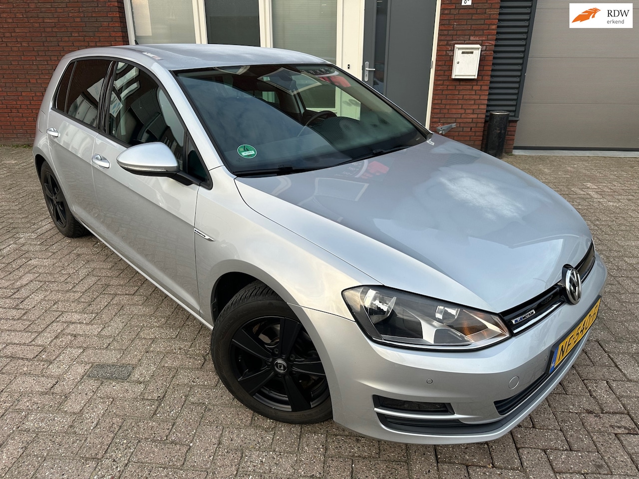 Volkswagen Golf - 1.0 TSI Connected Series / Navi / Camera / PDC / Clima / NAP - AutoWereld.nl