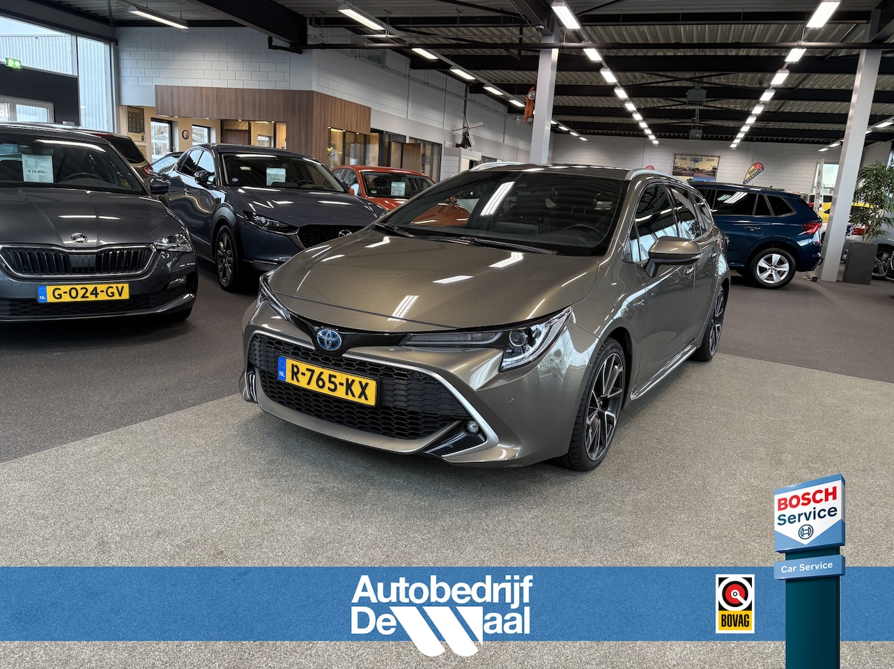 Toyota Corolla Touring Sports - 2.0 Hybrid 180pk Premium Automaat LEDER/KEYLESS/CAMERA/DODEHOEK/18INCH/LED/PDC/STOELVERWAR - AutoWereld.nl