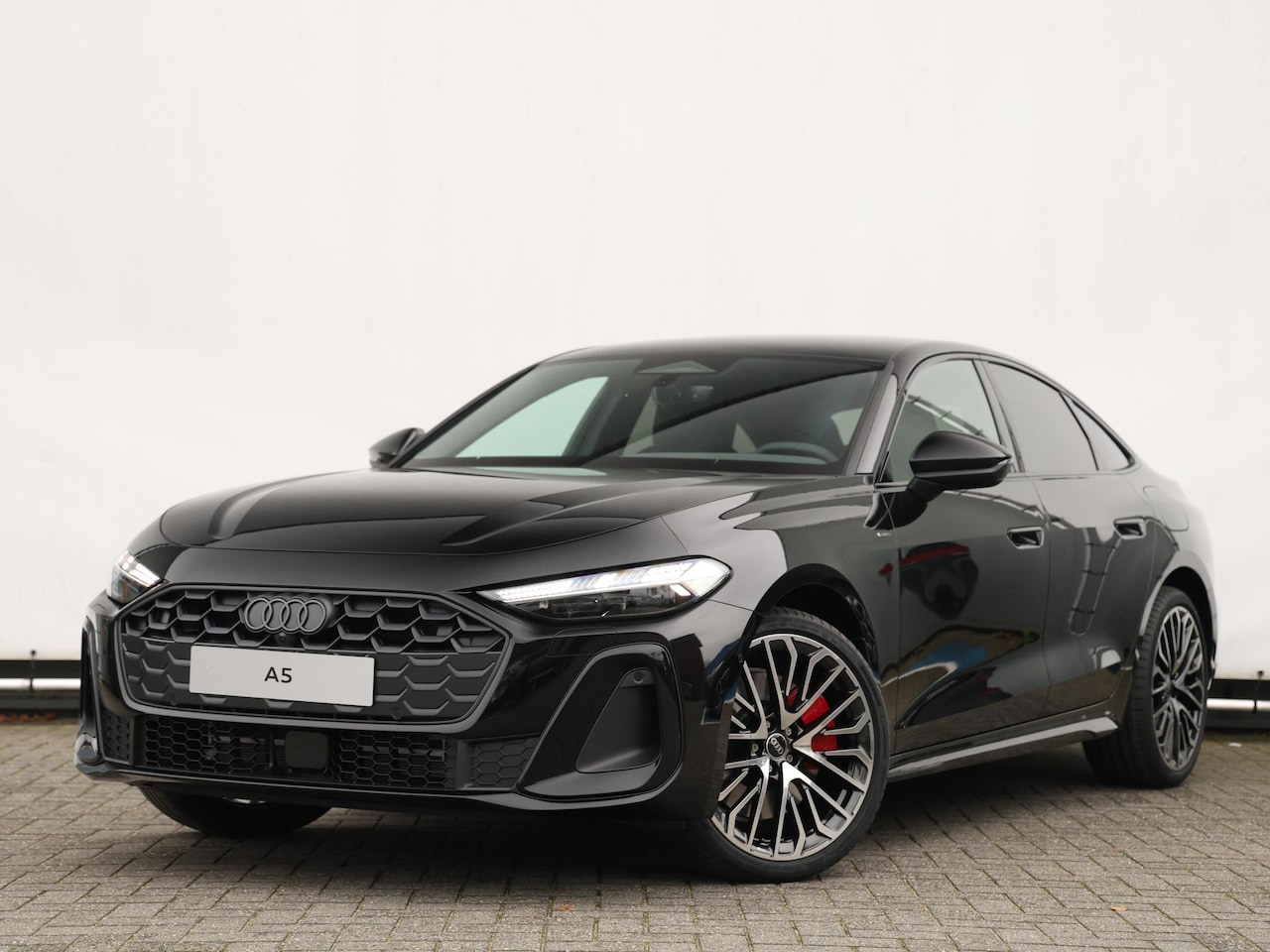 Audi A5 Limousine - S edition e-hybrid 220 kW / 299 PK Limousine | Optiek zwart | Privacy glas | Tech plus pak - AutoWereld.nl