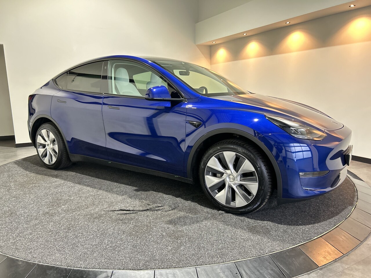 Tesla Model Y - Long Range AWD 75 kWh Panoramadak | Wit leder! - AutoWereld.nl