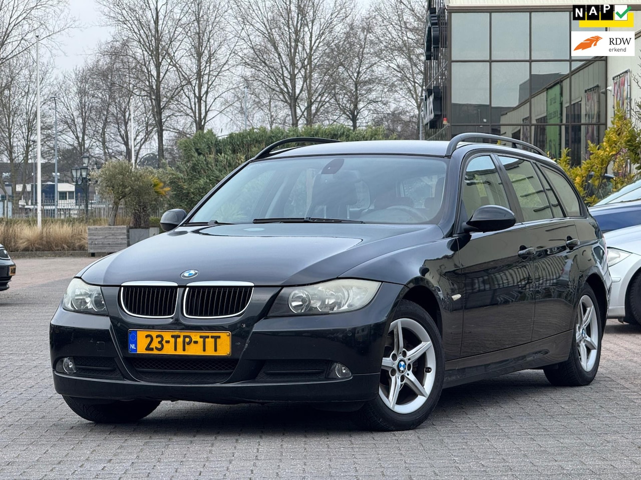 BMW 3-serie Touring - 318i High Executive | Automaat | Leder | Parkeersensoren | Trekhaak | Cruise control | 2 s - AutoWereld.nl