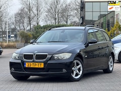 BMW 3-serie Touring - 318i High Executive | Automaat | Leder | Parkeersensoren | Trekhaak | Cruise control | 2 s