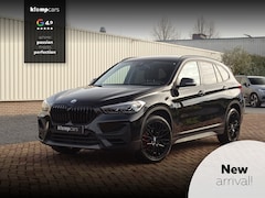 BMW X1 - sDrive20i Sportif | All-Black | Uniek | Custom | 19 inch | Nav