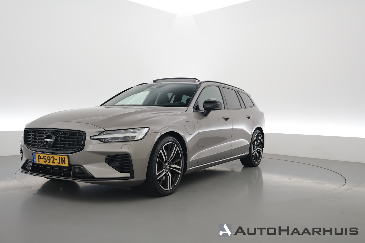 Volvo V60 - 2.0 T6 Recharge AWD R-Design | S/K-dak | HUD | Harman/Kardon | Elek. Trekhaak | Memory | S - AutoWereld.nl
