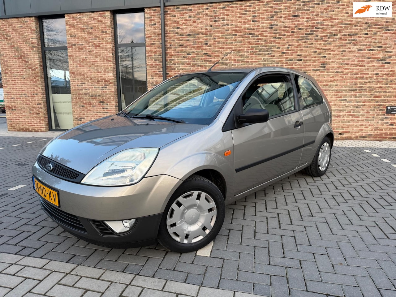 Ford Fiesta - 1.4-16V Ambiente | Automaat | Trekhaak | Airco - AutoWereld.nl