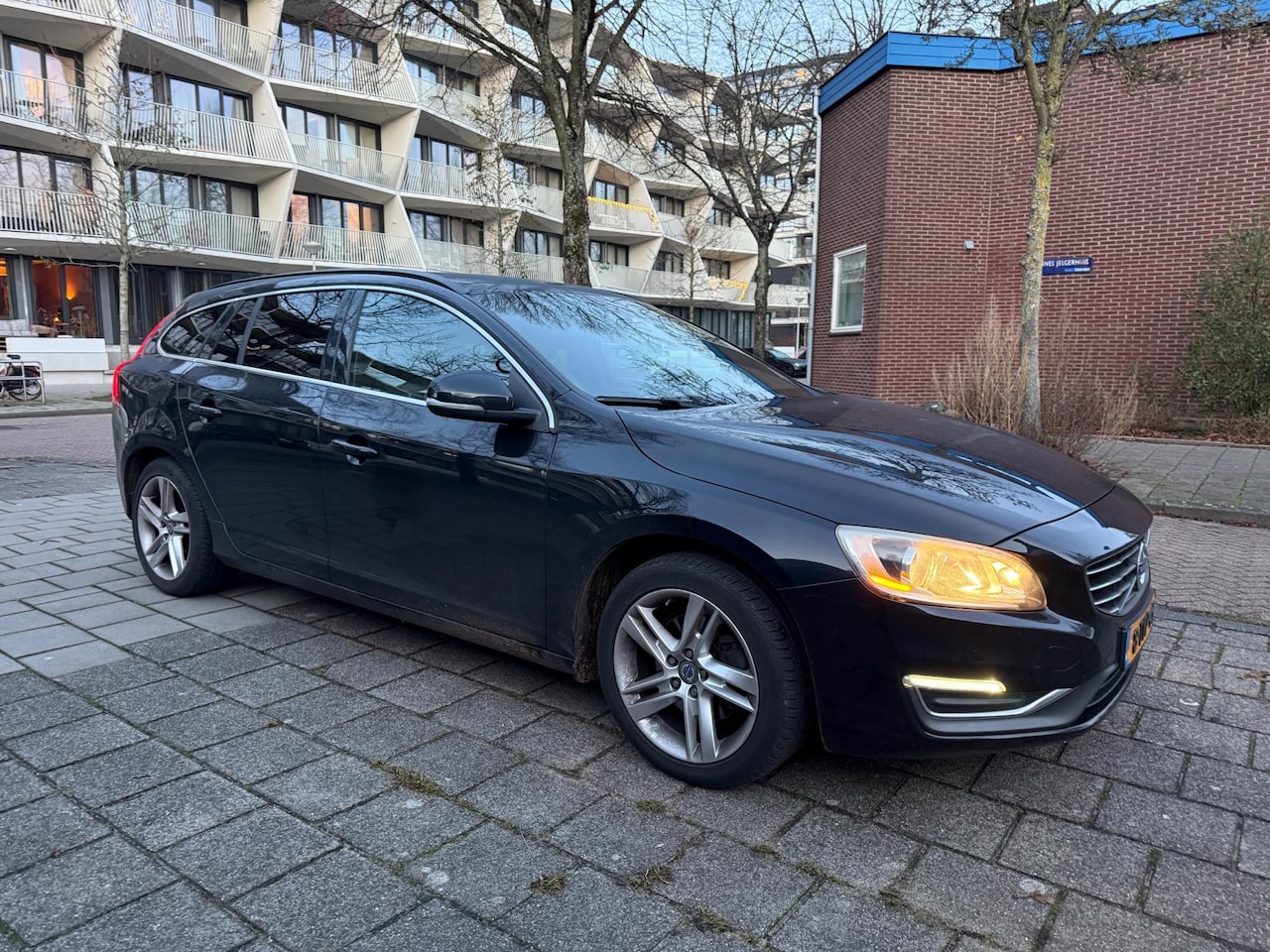Volvo V60 - 2.0 D4 Summum EURO 6 Leder Cruise Black Edition - AutoWereld.nl