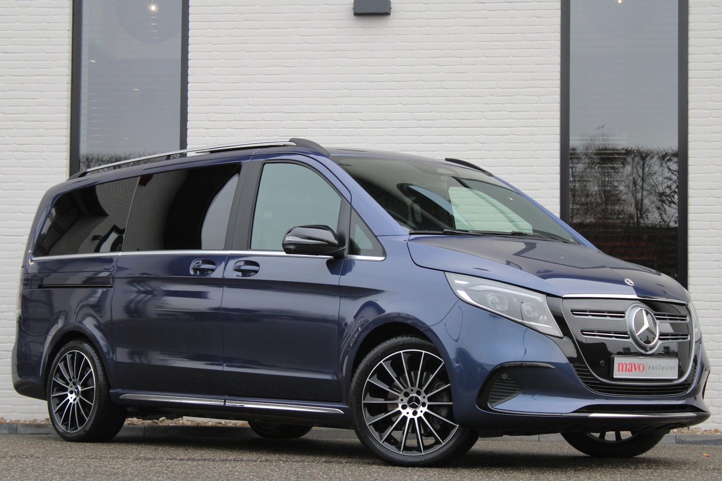 Mercedes-Benz EQV - 300 L2 / AMG / New Model / Panorama / 7-Persoons / 360 Camera / Vol Opties / NIEUWSTAAT - AutoWereld.nl