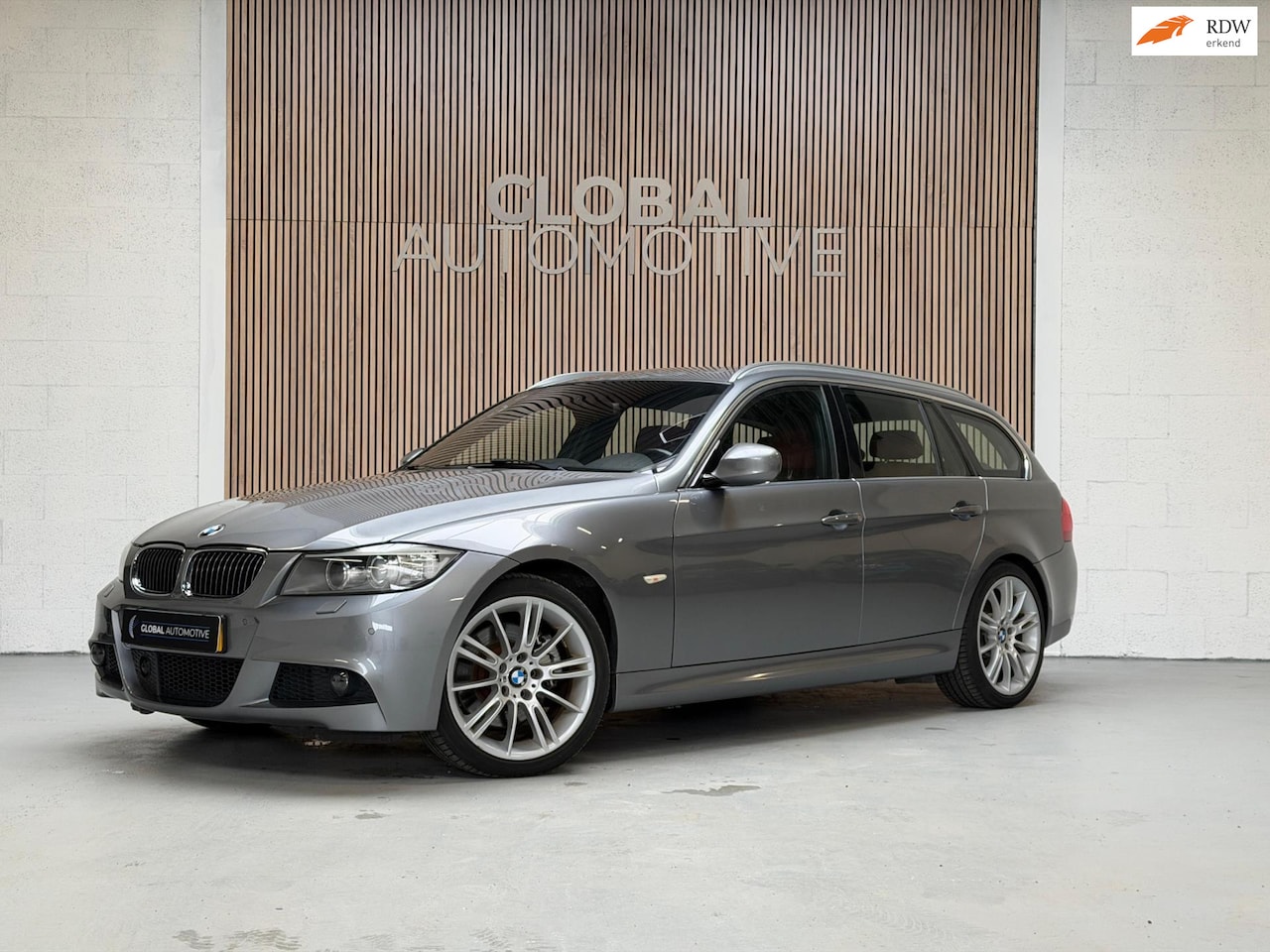 BMW 3-serie Touring - 325xi LCI - 6 CILINDER - AUTOMAAT - M PAKKET - LEER - NAVIGATIE - AutoWereld.nl