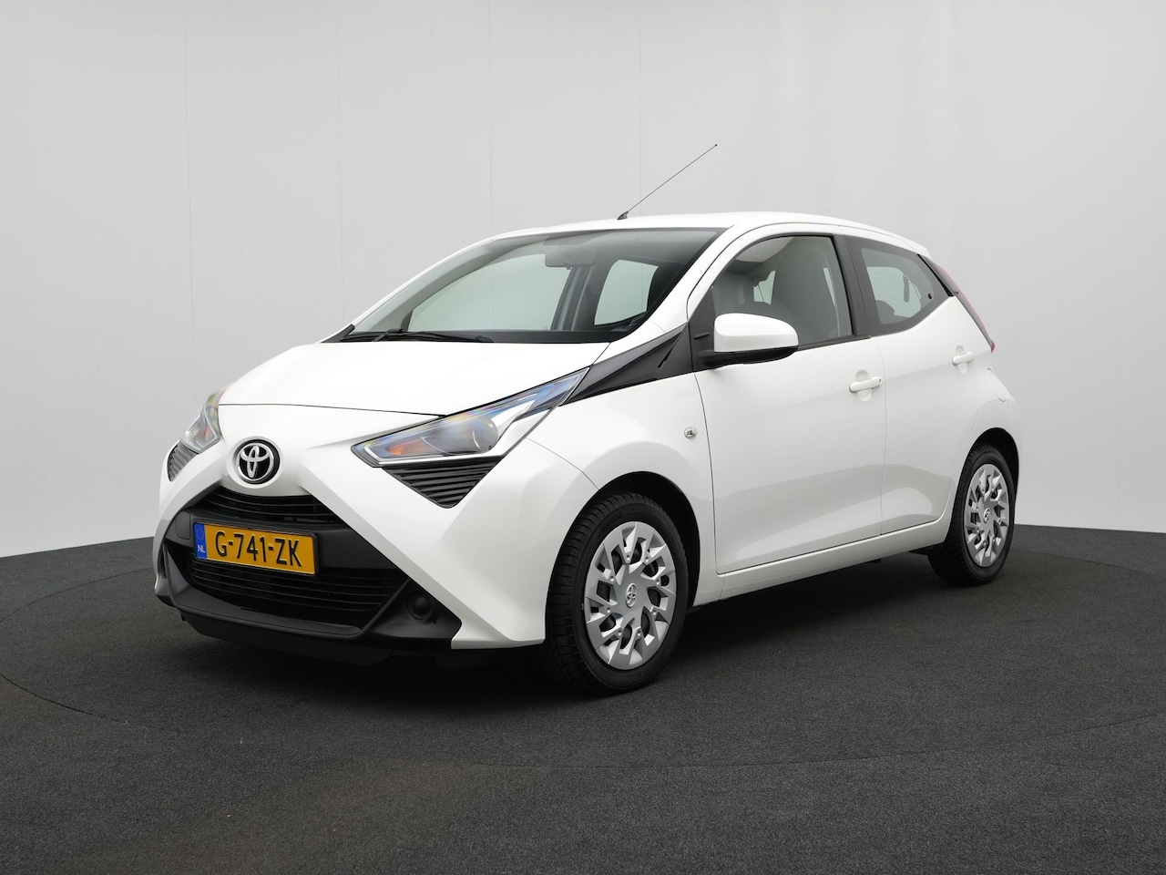 Toyota Aygo - 1.0 VVT-i X-Play | Apple Carplay/Android Auto | Achteruitrijcamera | - AutoWereld.nl
